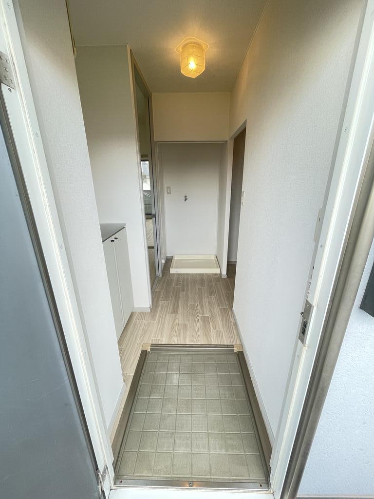 玄関　玄関左側にシューズＢＯＸあります