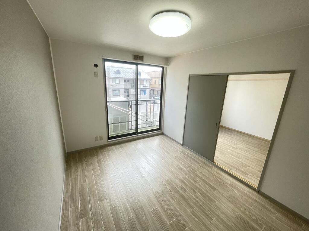 居室・リビング　アクセントクロスにしてお洒落なお部屋です