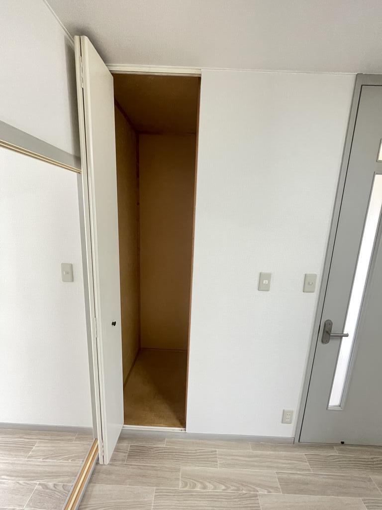 収納　掃除機やトイレットペーパー入れにちょうど良い広さ