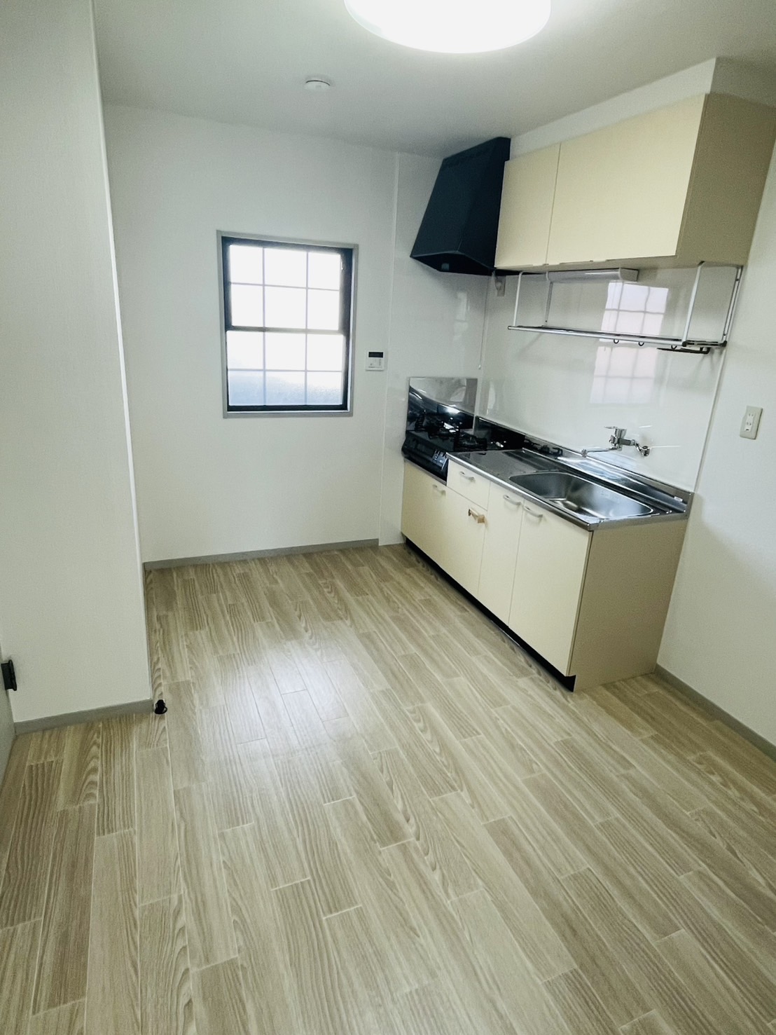 キッチン　ベージュ色を基調しているので明るいお部屋です