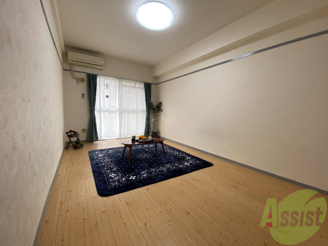 居室・リビング　大きな窓から入る日差しが暖かいお部屋です。