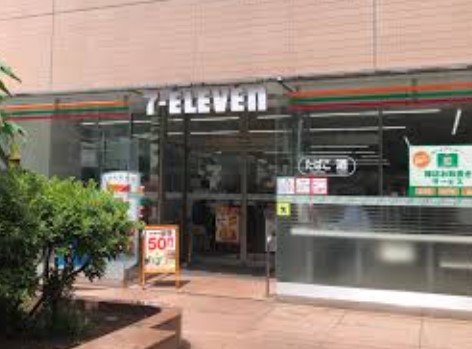 コンビニ　セブンイレブン千代田岩本町1丁目店（コンビニ）まで50m