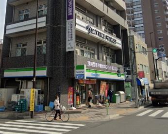 コンビニ　ファミリーマート 墨田東あずま駅前店（コンビニ）まで51m