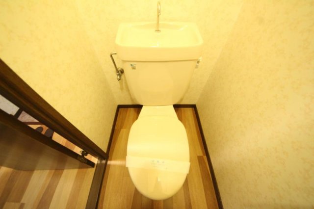 トイレ　落ち着いた色調のトイレです