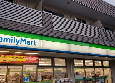 コンビニ　ファミリーマート 新宿税務署通り店（コンビニ）まで449m