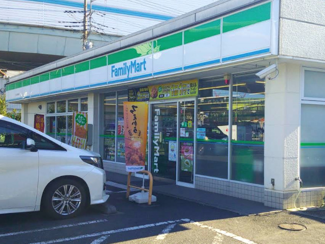 コンビニ　ファミリーマート さいたま松本店（コンビニ）まで570m