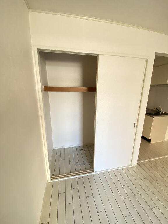 収納　※退去予定の為、別部屋参考写真。