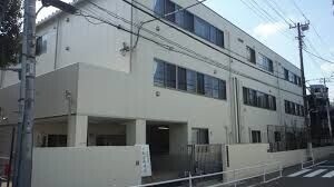中学校　港区立赤坂中学校（中学校）まで555m