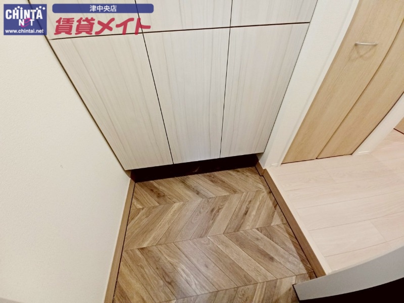 玄関　同物件別室反転写真