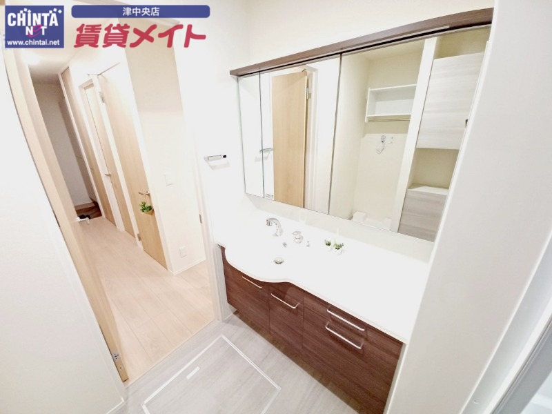 洗面設備　同物件別室反転写真