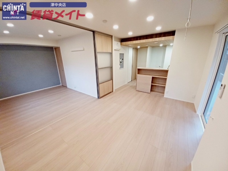 居室・リビング　同物件別室反転写真