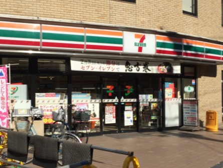 コンビニ　セブンイレブン・板橋小豆沢３丁目店（コンビニ）まで338m