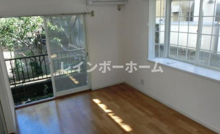 居室・リビング　こちらのリビングで趣味の時間をお楽しみください