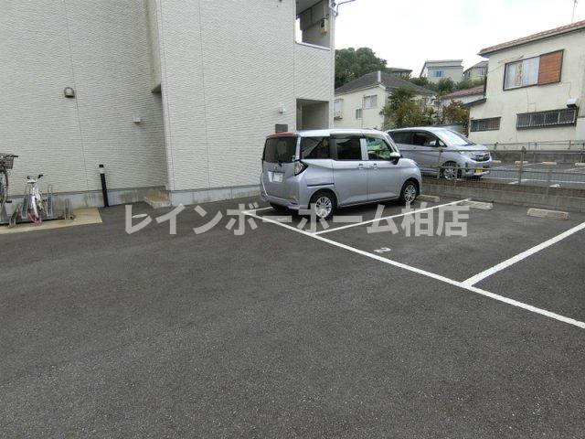 駐車場　駐車場に車を止められます