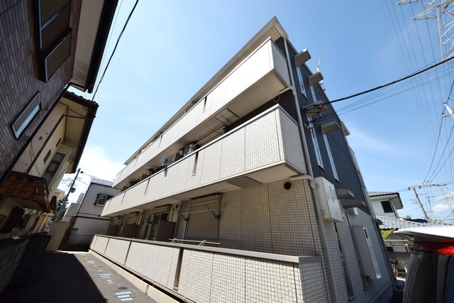 建物外観　～青い空、白い雲～