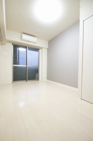居室・リビング　優しい色合いの床材を使用した居住空間