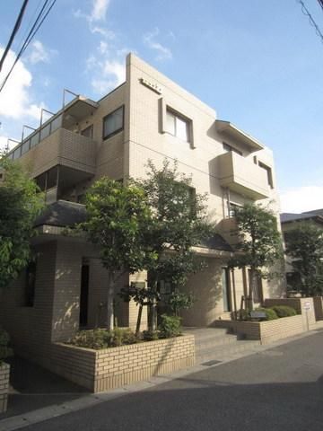 建物外観　住宅地に建つ鉄筋マンション。重厚感のあるタイル貼り。