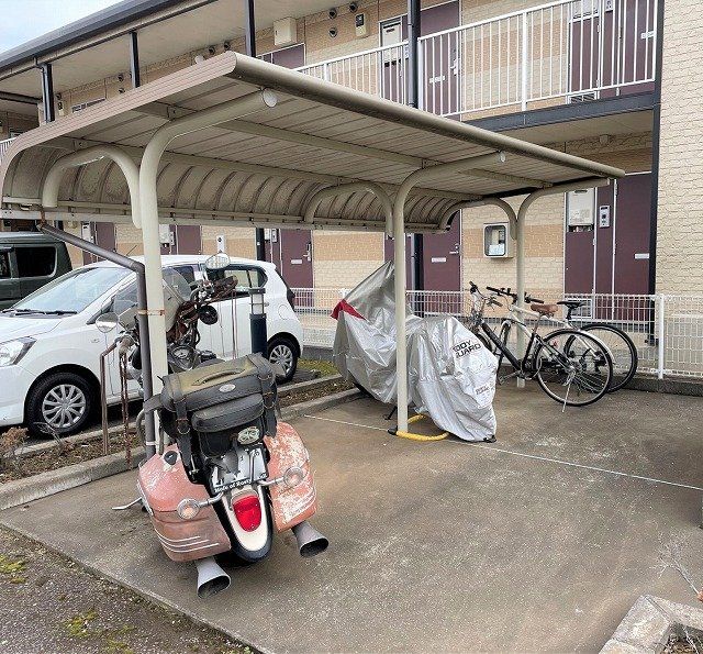 その他　屋根付き駐輪場完備