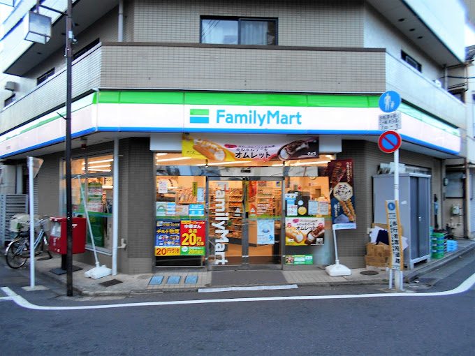 コンビニ　ファミリーマート四谷若葉店（コンビニ）まで299m