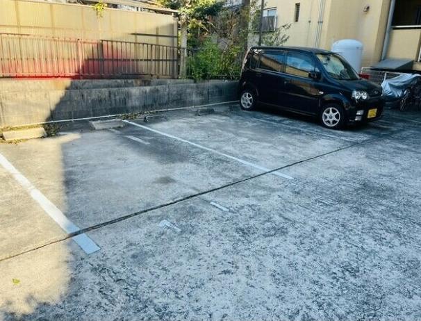 駐車場　敷地内駐車場。敷地外も１台あります。