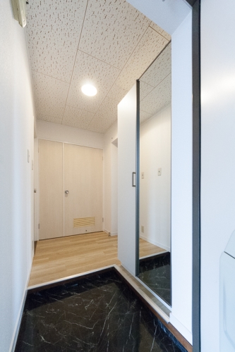 玄関　改装工事中のため別部屋参考写真