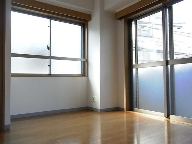 居室・リビング　角部屋２面採光のとっても明るいお部屋です
