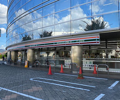 コンビニ　セブンイレブン 八尾若林町3丁目店（コンビニ）まで369m