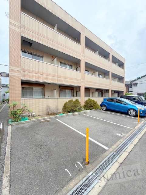 その他共有部分　広々とした敷地内駐車場を完備♪♪