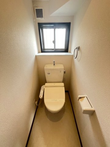 トイレ　別号室の写真です。ご参考までに