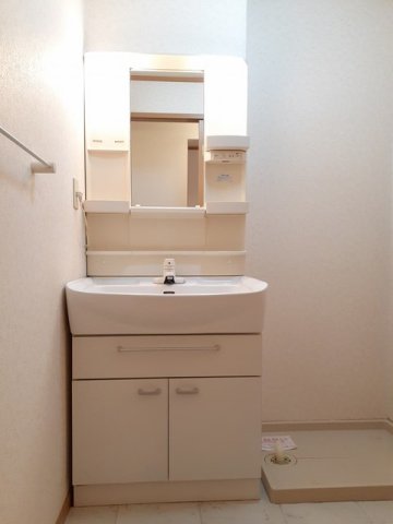 洗面設備　明るい洗面所です