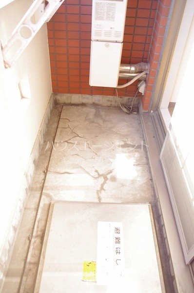 バルコニー　しっかりとしたバルコニー。洗濯物干せます。※参考画像