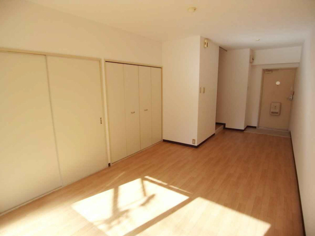 居室・リビング　写真は同マンションの別の部屋のものです。