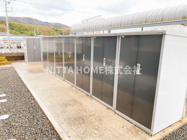 その他設備　スタットレスタイヤの収納にも便利な外部物置付き◎