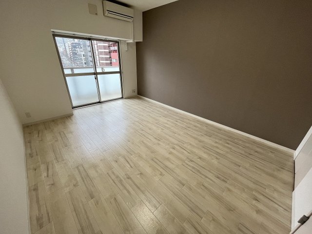 その他部屋・スペース　落ち着いた色調の寝室です
