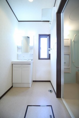 洗面設備　一戸建てなので換気しにくい場所でも窓が付いているので便利です