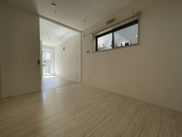 居室・リビング　明るくてきれいなお部屋です。