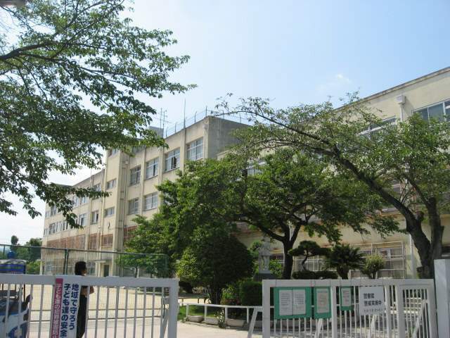 小学校　高槻市立川西小学校（小学校）まで1117m