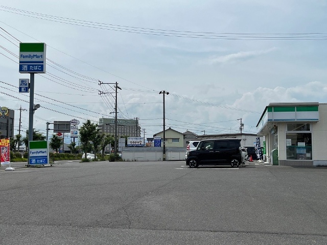 コンビニ　ファミリーマート津久居北口店（コンビニ）まで333m