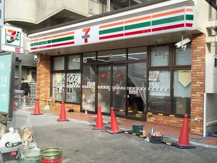 コンビニ　セブン-イレブン 大阪東淀川駅前店（コンビニ）まで128m