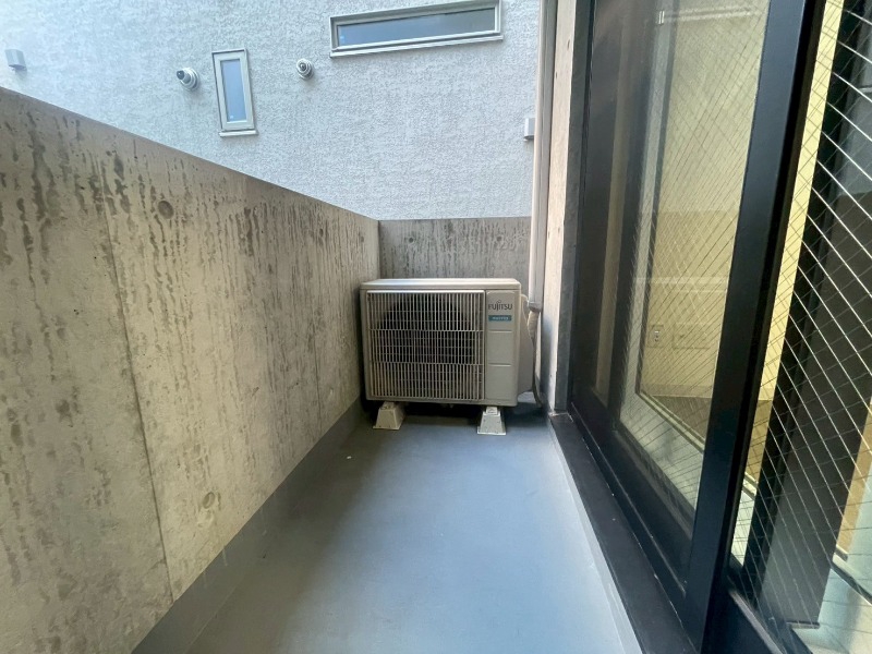 バルコニー　バルコニー。洗濯物がはかどりそうな広さがありますよ。