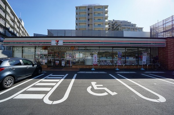 コンビニ　セブンイレブン吹田千里山西６丁目店（コンビニ）まで682m