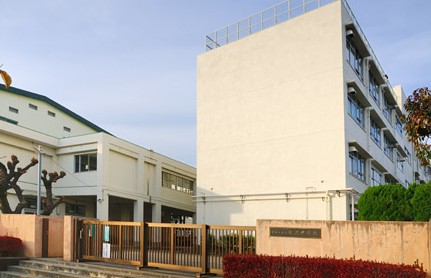 中学校　世田谷区立北沢中学校（中学校）まで1236m