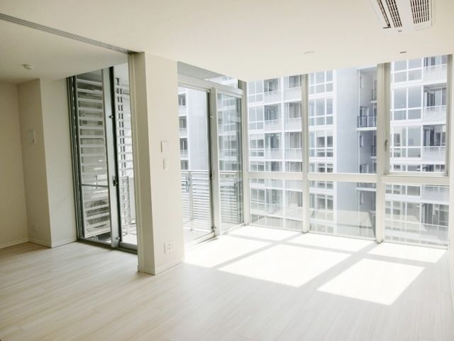 居室・リビング　★南向き・窓が大きく開放的な１ＬＤＫのお部屋です★