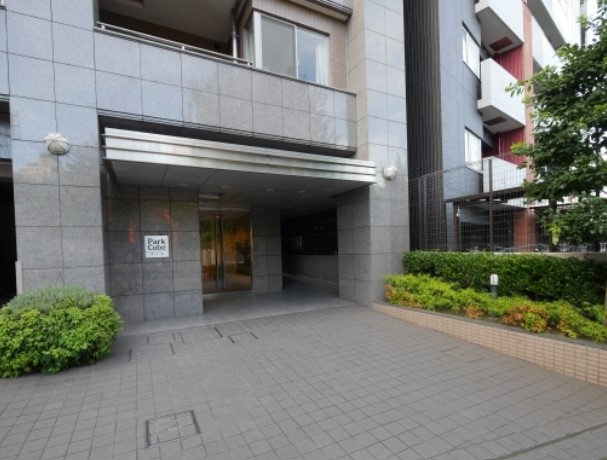 エントランス　道路からセットバックされています。