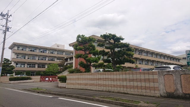 中学校　一宮市立尾西第一中学校（中学校）まで1107m