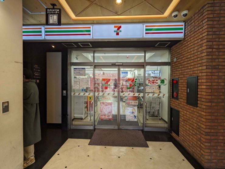 コンビニ　セブンイレブン下北沢駅南西口店（コンビニ）まで420m