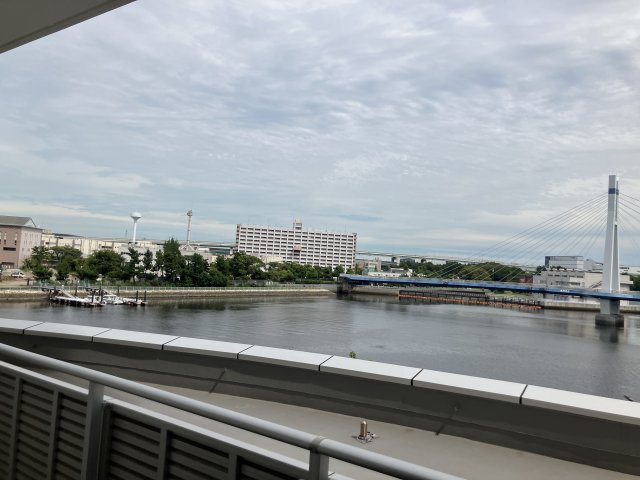 眺望　バルコニーからの眺望　辰巳運河を望みます※天候による