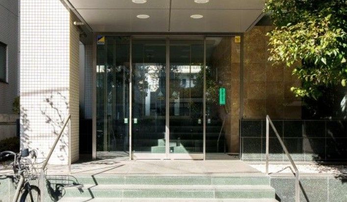エントランス　落ち着いたエントランスです