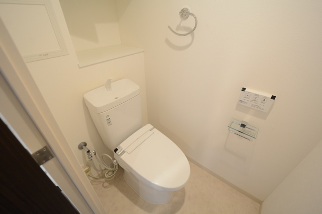 トイレ　温水洗浄便座付きのトイレです♪