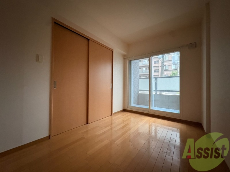 その他部屋・スペース　寝室はこちらです。光が差し込む、温かみのあるお部屋です。
